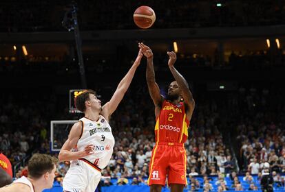 Lorenzo Brown, con el número 2, tira mientras Franz Wagner intenta taponarle, durante el encuentro cuyo marcador terminó 96-91 a favor de los españoles. España disputará la final el domingo contra Francia mientras Alemania se medirá con Polonia para el bronce.