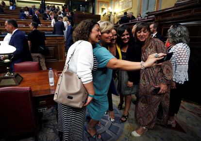 Varias diputadas se hacen un selfi momentos antes del inicio del debate de investidura, este lunes en el Congreso.