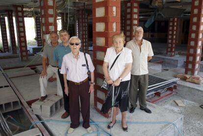 Vecinos del edificio que están a la espera de que la Comunidad de Madrid desarrolle las bases de las ayudas a la rehabilitación.