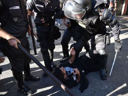 A&ccedil;&atilde;o policial durante um protesto anti-Copa no Rio.