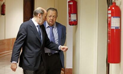 Rubalcaba con Txiki Benegas, en el Congreso.