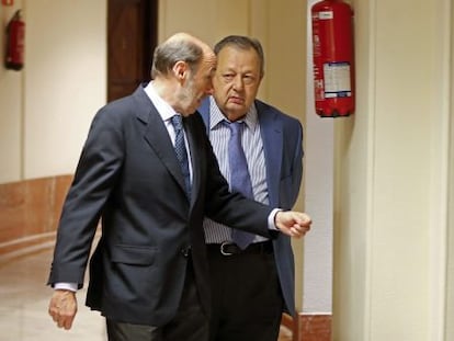 Rubalcaba con Txiki Benegas, en el Congreso.