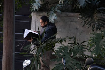 Un guardia de la PGR fuera de la casa de Elba Esther Gordillo.