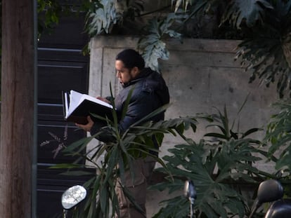 Un guardia de la PGR fuera de la casa de Elba Esther Gordillo.