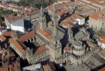 Vista aérea de la plaza del Obradoiro y la catedral de Santiago de Compostela. EFE/Archivo