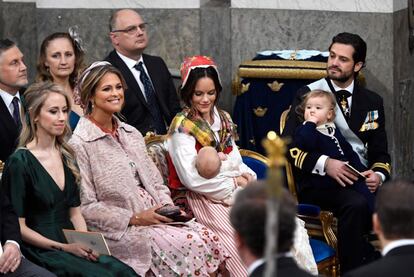 De izquierda a derecha: Sara Hellqvist, hermana de Sofía de Suecia,  (sister of Princess Sofia), la princesa Magdalena (ambas madrinas), Sofía de Suecia y el príncipe Carlos Felipe en el interior de la capilla.