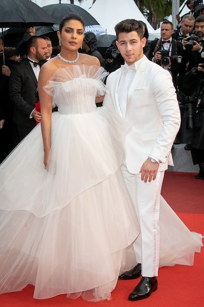 Priyanka Chopra y Nick Jonas sorprendieron en la alfombra roja de Cannes vestidos como si fueran a volverse a casar. Ella con un voluminoso vestido de tul de Georges Hobeika y joyas de Chopard. Él con un esmoquin blanco.