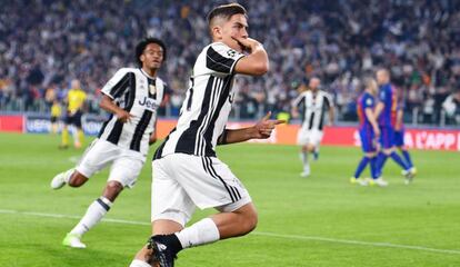 Dybala, junto a Cuadrado, celebra su segundo gol.