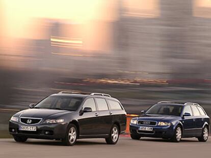 La línea del Honda Accord Tourer (izquierda) prima el espacio interior con un techo alargado que amplía el maletero. El Audi A4 Avant (derecha) presenta una imagen más estilizada con trazos suaves y elegantes.