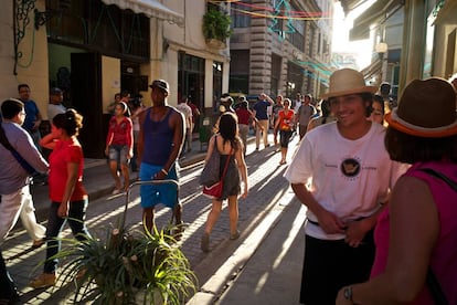 Ambiente de la calle Obispo, vía peatonal de La Habana Vieja.