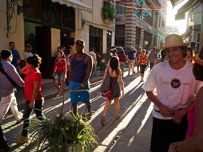 Ambiente de la calle Obispo, vía peatonal de La Habana Vieja.