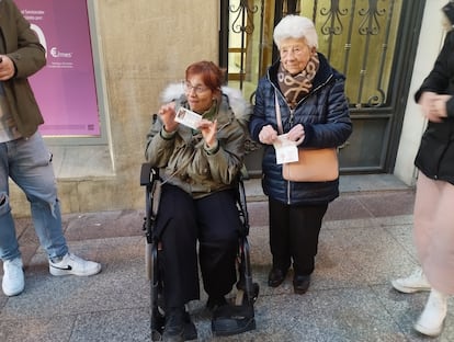 Dos se?oras muestran sus billetes de la Lotera de Navidad, en Soria.