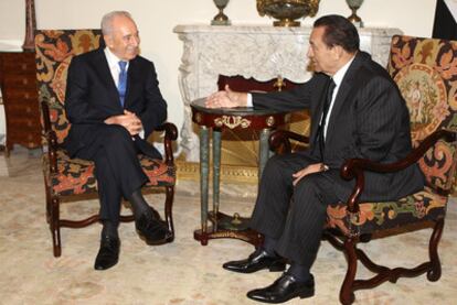 Los presidentes de Israel, Simón Peres, y Egipto, Hosni Mubarak (derecha), durante su encuentro ayer en El Cairo.