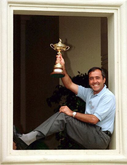 El capitán del equipo de Europa, Severiano Ballesteros, muestra la copa Ryder, conquistada en Valderama, Cádiz, el verano de 1997. Ballesteros ganó tres Open Británicos, dos Open de Augusta y seis Ryder Cup, entre otros campeonatos.