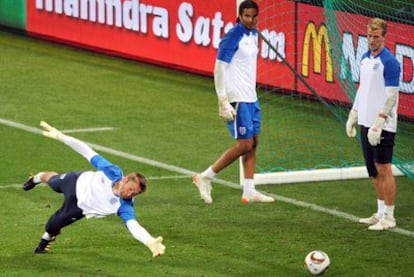 Green, James y Hart, los tres porteros ingleses, entrenándose ayer en el estadio de Green Point.