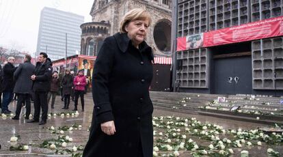 La canciller alemana, Angela Merkel, pasea ante el memorial a las v&iacute;ctimas del atentado terrorista en Berl&iacute;n este martes
 
 