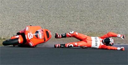 Max Biaggi sufre una espectacular caída, que le aleja del título.
