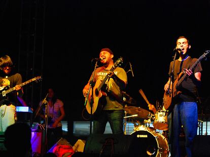 Josúe Monroy con su banda Monroy y Surmenage, en un concierto en Managua