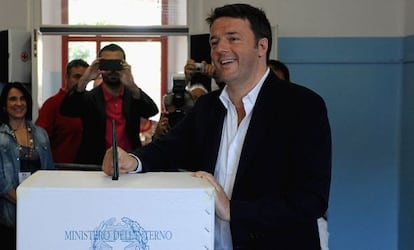 Renzi deposita su voto este domingo cerca de Florencia.