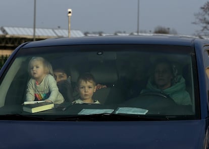 Una familia cruza la frontera de Ucrania con Polonia por el paso de Zosin, este viernes. 