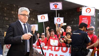 José López Jaraba en 2014, a las puertas del juzgado de Paterna, increpado por extrabajadores de RTVV.