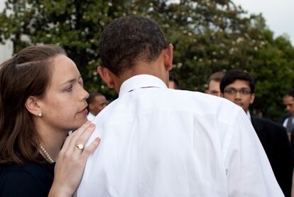 Katie Johnson susurra información al oído del presidente Obama durante una merienda con el personal de la Casa Blanca, en junio de 2009 (Fotografía: Casa Blanca).