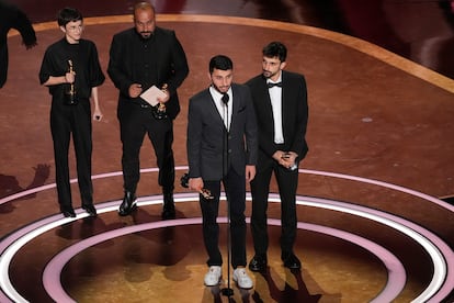 Basel Adra da un discurso tras recibir el Oscar a mejor película documental por 'No Other Land', filme que aborda la ocupación israelí en Cisjordania a través de los habitantes de Masafer Yatta, una zona de 19 aldeas obligados a abandonar su hogar durante generaciones.
"Hicimos este filme palestinos e israelíes porque nuestras voces juntas son más fuertes", declaró el codirector Yuval Abraham tras ganar la estatuilla.