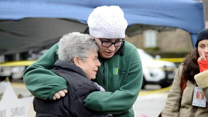 Pessoas fazem vigília depois do atentado em uma sinagoga em Pittsburgh, no dia 3 de novembro.