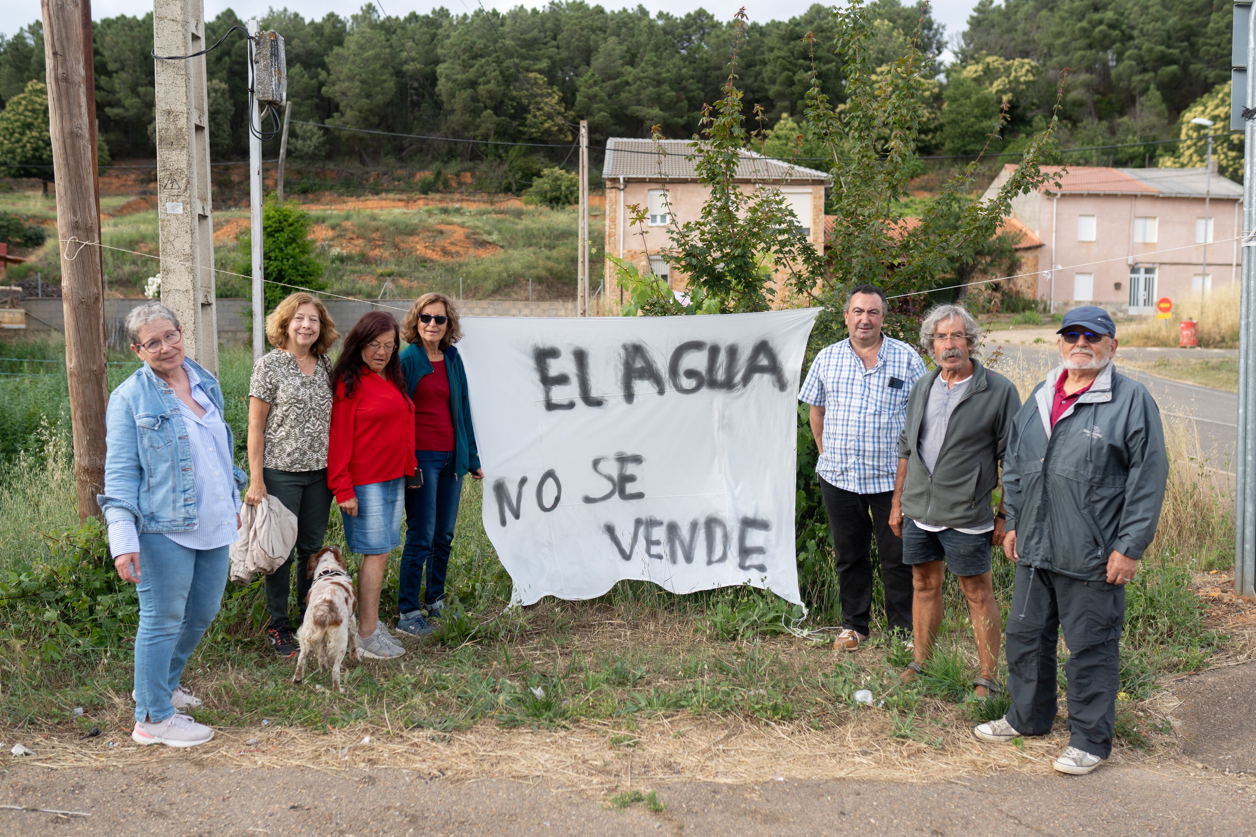 El pulso de los vecinos por las aguas del valle del Jamuz contra la embotelladora proyectada por Bezoya