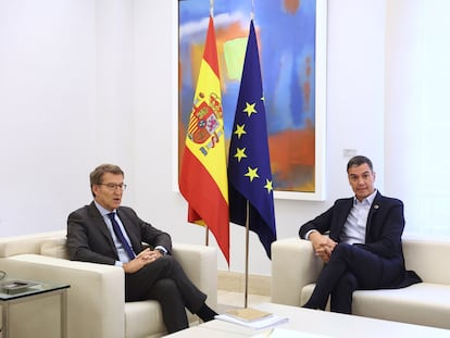 El presidente del PP, Alberto Núñez Feijóo, y el presidente del Gobierno, Pedro Sánchez, este lunes en La Moncloa.