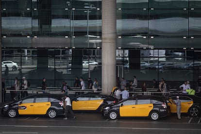 En la imagen, taxistas recogen a sus clientes en el aeropuerto.