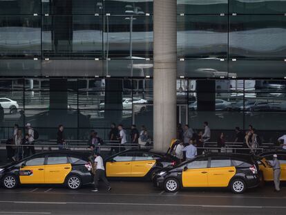 En la imagen, taxistas recogen a sus clientes en el aeropuerto.