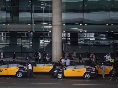 En la imagen, taxistas recogen a sus clientes en el aeropuerto.