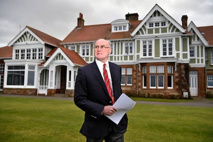 Henry Fairweather, diante da sede do clube Muirfield.