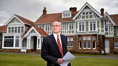 Henry Fairweather, diante da sede do clube Muirfield.