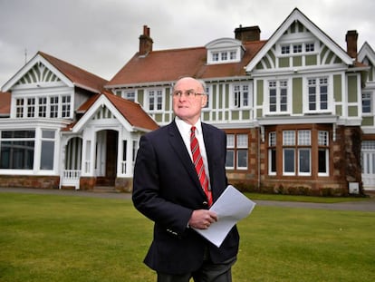 Henry Fairweather, diante da sede do clube Muirfield.