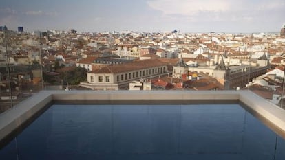 Piscina en la azotea con vistas a la ciudad en el Dear Hotel Madrid.