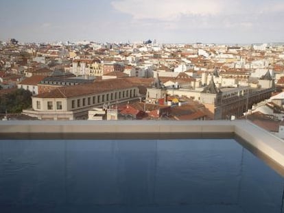 Piscina en la azotea con vistas a la ciudad en el Dear Hotel Madrid.