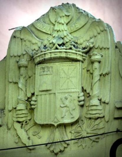 Imagen de archivo de un símbolo franquista en la puerta del colegio San Juan Ribera de Valencia.