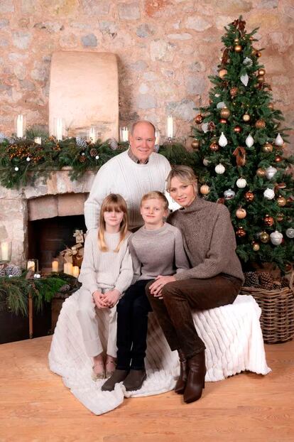 La Casa Real de Mónaco fue una de las primeras en felicitar las Navidades, casi con un mes de antelación. Alberto y Charlène de Monaco posaron junto a sus mellizos, Gabriella y Jacques, en un entorno ya decorado para la ocasión. Es la postal más natural que han difundido hasta la fecha, donde ha primado el mensaje familiar y la cercanía. Otros años, la postal destacaba por los lujos y por la elección de los estilismos. 
