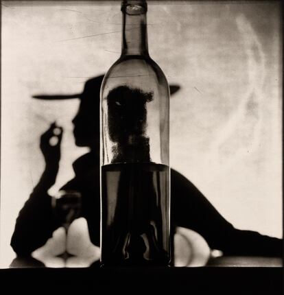 'Girl Behind Bottle' (Nueva York, 1949), fotografía de Irving Penn.