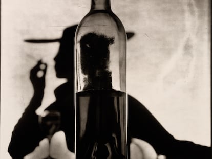 'Girl Behind Bottle' (Nueva York, 1949), fotografía de Irving Penn.