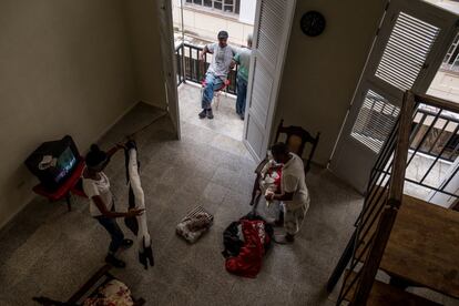 William Duarte, el hermano sordomudo de Marlen, también acaba de instalarse en la nueva casa junto con su mujer y su padre, sordomudos como él. La familia organiza sus escasas pertenencias después de mudarse a la nueva vivienda en La Habana Vieja.