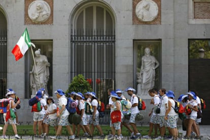Unos jóvenes italianos de la JMJ hacen cola a la entrada del Museo del Padro el sábado.
