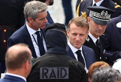 El presidente francés, Emmanuel Macron, charla con un miembro de los RAID, la unidad de élite policial.