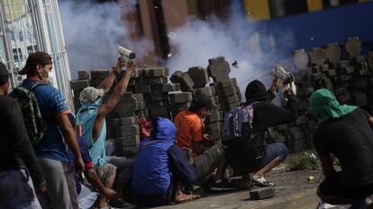 Manifestantes disparan morteros caseros, el pasado 9 de junio, durante los enfrentamientos entre manifestantes y policias en Masaya (Nicaragua). 