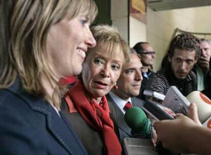 Paz Martín, María Teresa Fernández de la Vega y Rafael Simancas, ayer en Móstoles.