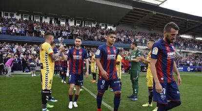 Los jugadores del Nàstic hacen el pasillo a los del Huesca.