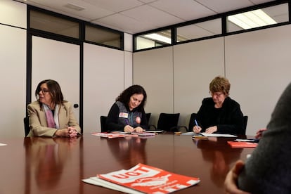 Momento del pacto entre la consejera Anna Simó (derecha) y los sindicatos.