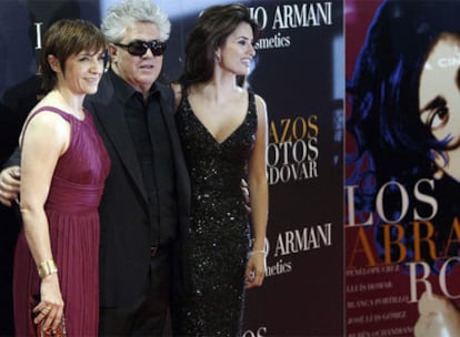 Pedro Almodóvar, con Blanca Portillo (izquierda) y Penélope Cruz.